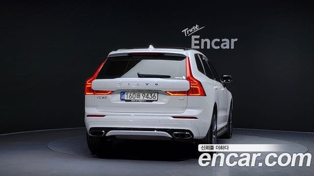 Volvo XC60 2021 — ფოტო 18/20