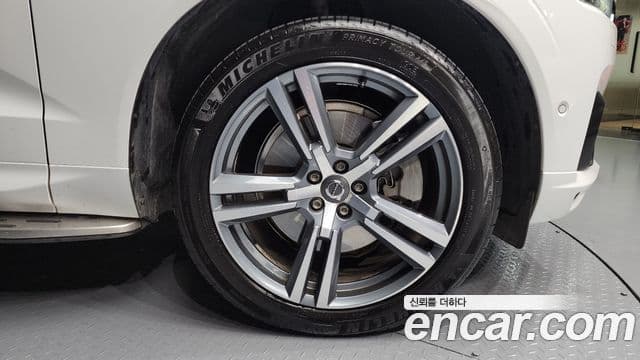 Volvo XC60 2021 — ფოტო 17/20