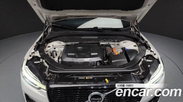 Volvo XC60 2021 — ფოტო 8/20
