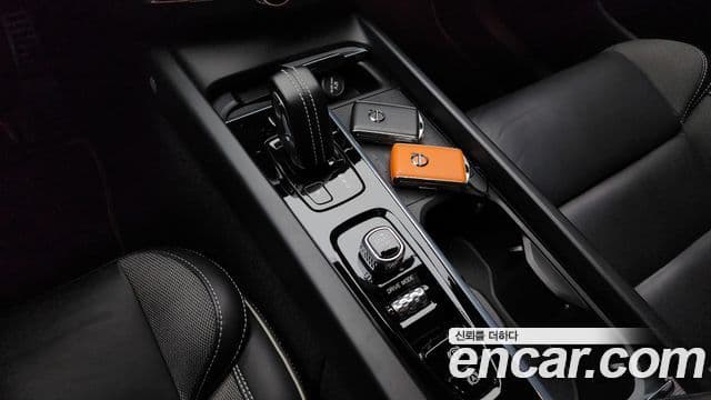 Volvo XC60 2021 — ფოტო 4/20