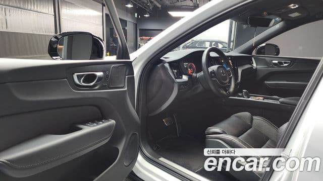 Volvo XC60 2021 — ფოტო 19/20