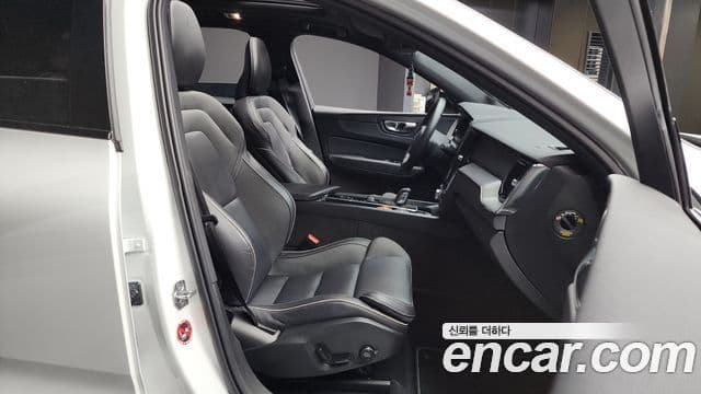 Volvo XC60 2021 — ფოტო 2/20
