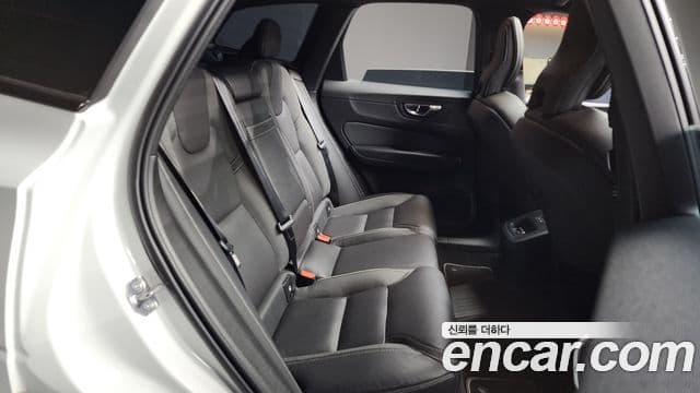 Volvo XC60 2021 — ფოტო 6/20