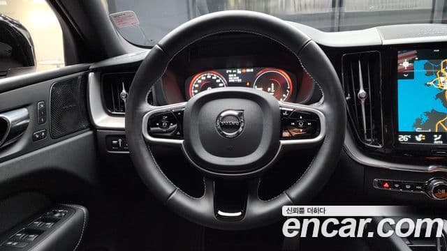 Volvo XC60 2021 — ფოტო 7/20