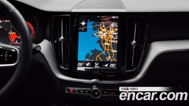 Volvo XC60 2021 — ფოტო 16/20