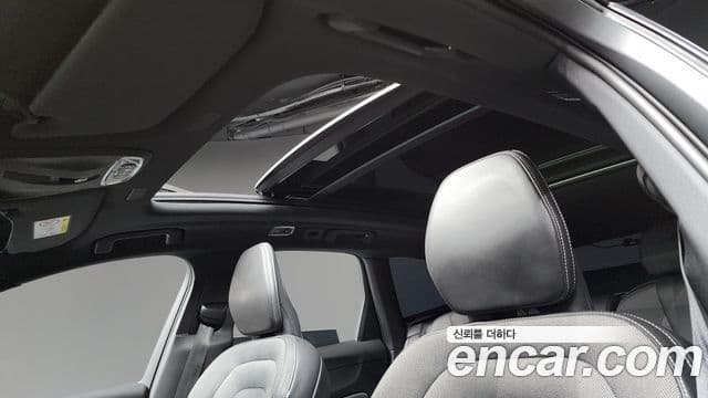 Volvo XC60 2021 — ფოტო 11/20