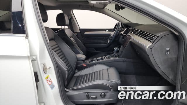 Volkswagen Passat GT 2021 — ფოტო 11/20