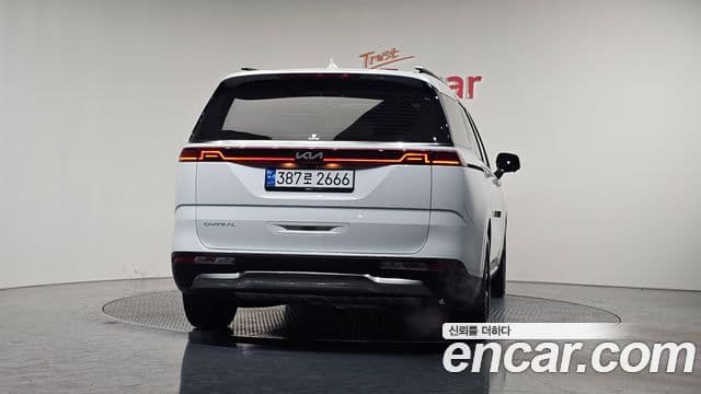 Kia Carnival 2023 — ფოტო 4/20