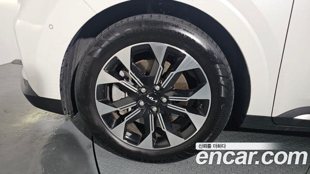 Kia Carnival 2023 — ფოტო 5/20