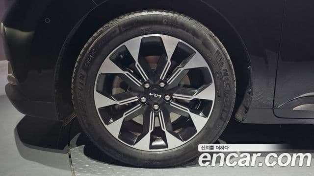 Kia Carnival 2022 — ფოტო 5/20