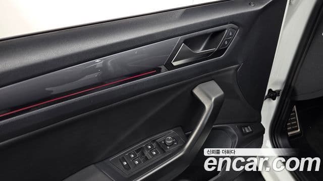 Volkswagen T-Roc 2021 — ფოტო 17/20