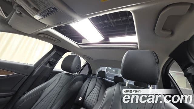 Mercedes-Benz E-Class 2018 — Photo 7/20