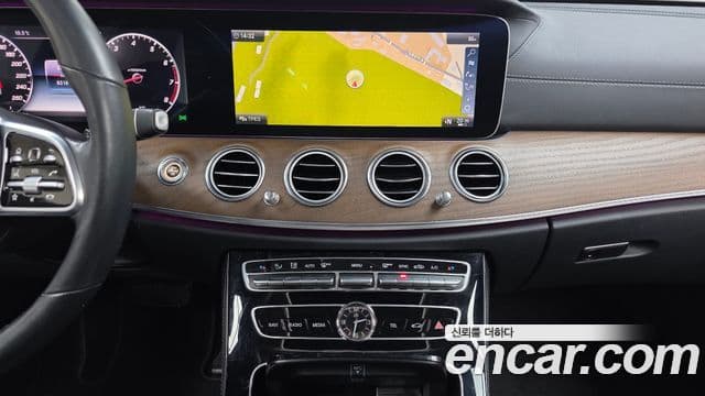 Mercedes-Benz E-Class 2018 — Photo 8/20