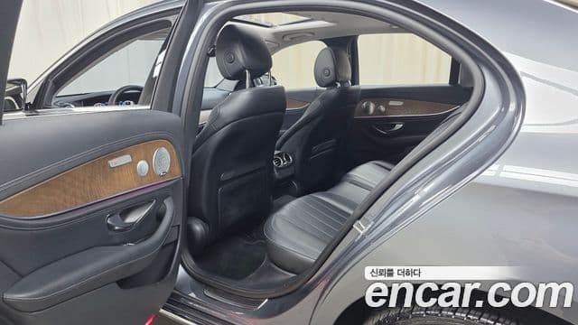 Mercedes-Benz E-Class 2018 — Photo 9/20