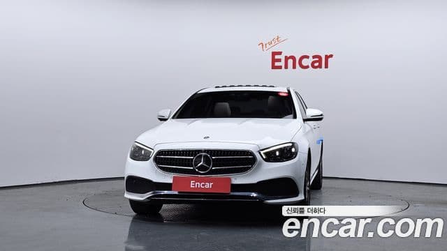 Mercedes-Benz E-Class 2021 — Photo 12/20