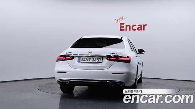 Mercedes-Benz E-Class 2021 — Photo 10/20