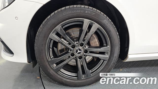 Mercedes-Benz E-Class 2021 — Photo 19/20