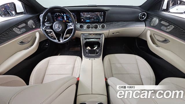 Mercedes-Benz E-Class 2021 — Photo 11/20