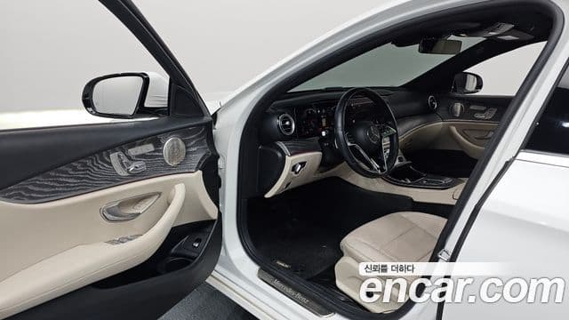 Mercedes-Benz E-Class 2021 — Photo 2/20