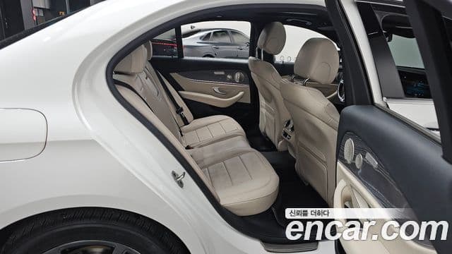 Mercedes-Benz E-Class 2021 — Photo 9/20
