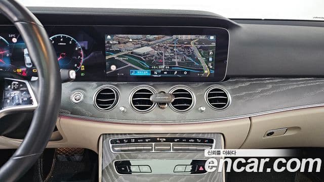 Mercedes-Benz E-Class 2021 — Photo 18/20
