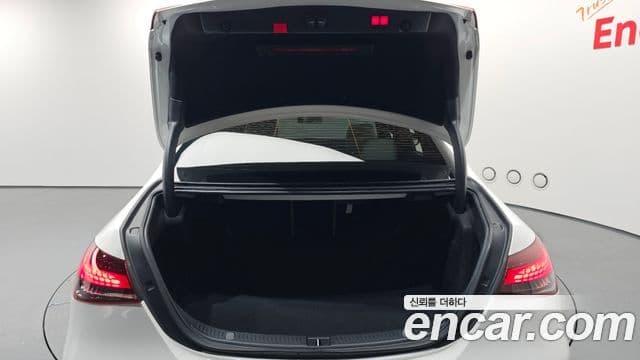 Mercedes-Benz E-Class 2021 — Photo 8/20