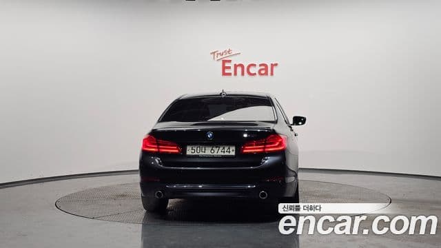 BMW 5 Series 2018 — ფოტო 4/20