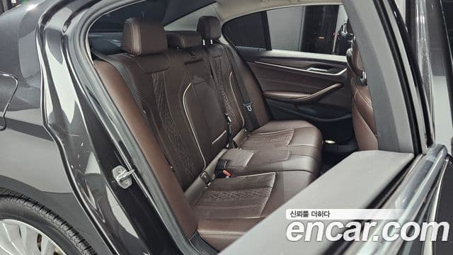 BMW 5 Series 2018 — ფოტო 12/20