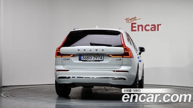 Volvo XC60 2023 — ფოტო 4/20