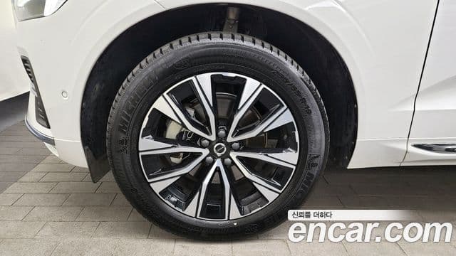 Volvo XC60 2023 — ფოტო 5/20