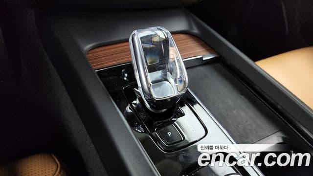 Volvo XC60 2023 — ფოტო 9/20