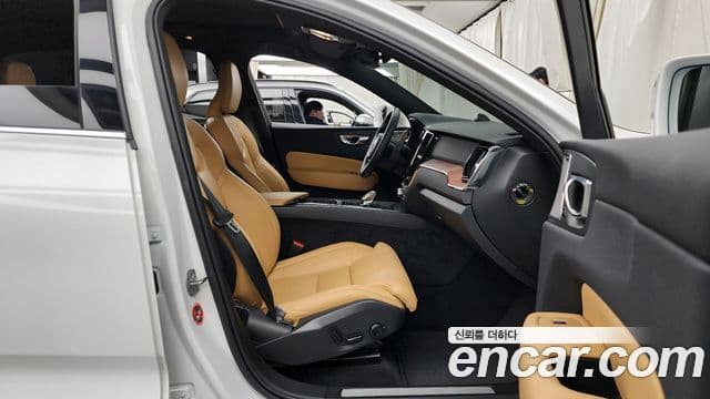 Volvo XC60 2023 — ფოტო 11/20