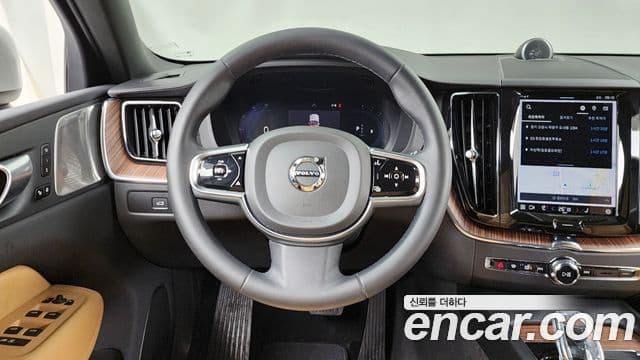 Volvo XC60 2023 — ფოტო 13/20