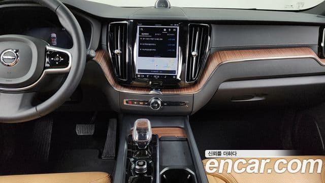 Volvo XC60 2023 — ფოტო 14/20