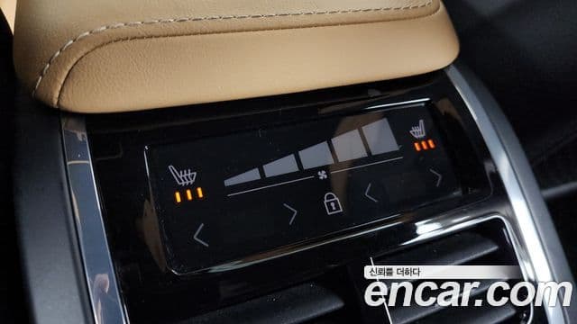 Volvo XC60 2023 — ფოტო 19/20