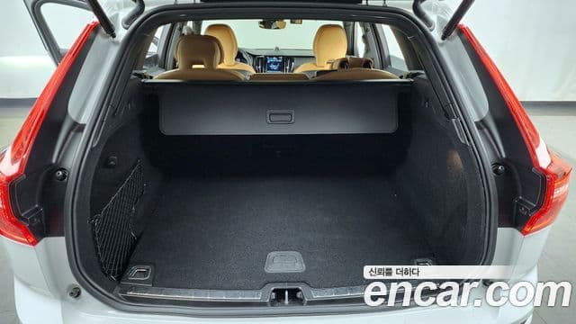 Volvo XC60 2023 — ფოტო 20/20
