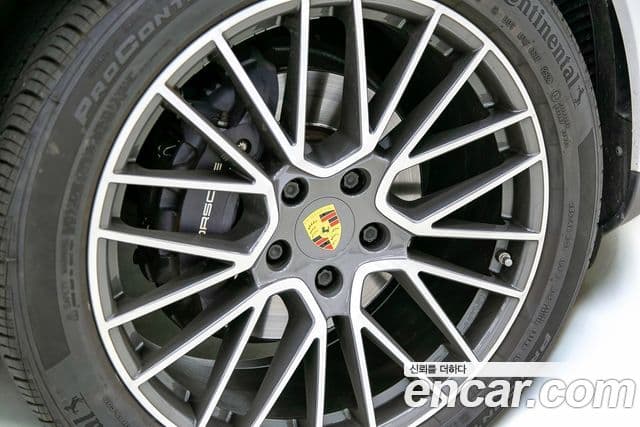 Porsche Cayenne 2020 — Photo 1/20