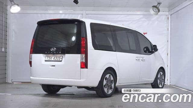 Hyundai Staria 2021 — ფოტო 2/20