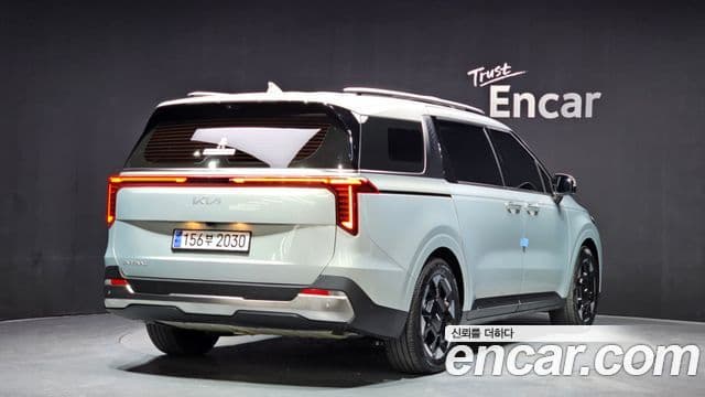 Kia Carnival 2023 — ფოტო 2/20