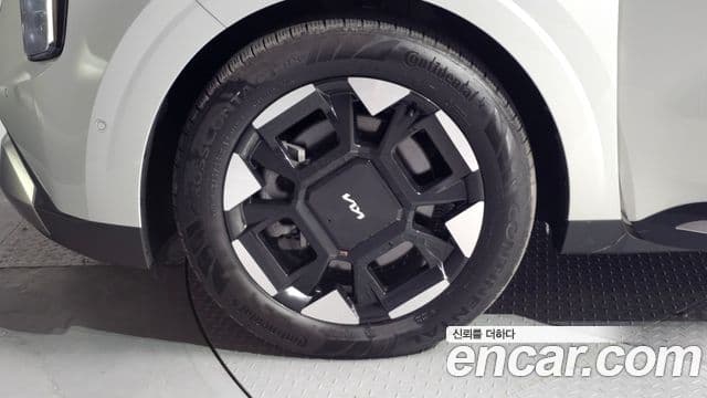Kia Carnival 2023 — ფოტო 5/20