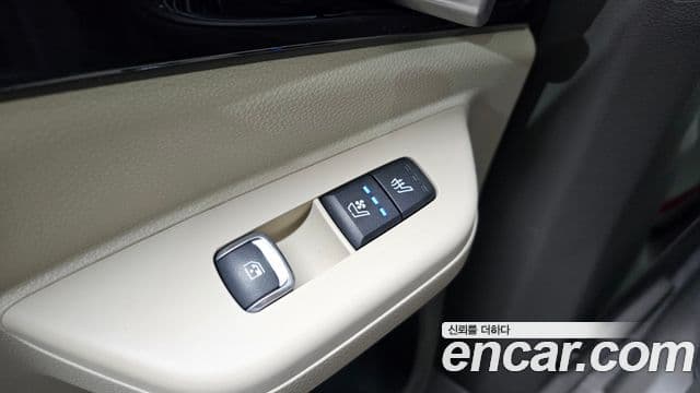 Kia Carnival 2023 — ფოტო 18/20