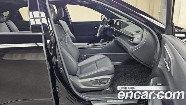 Toyota Crown Crossover 2023 — ფოტო 11/20