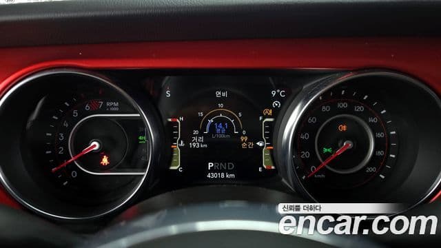 Jeep Wrangler 2021 — ფოტო 8/20