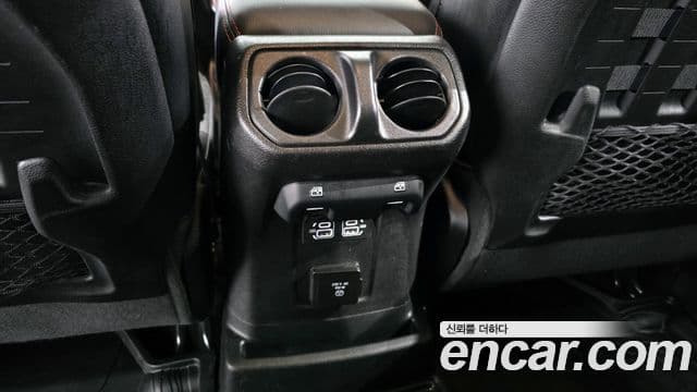 Jeep Wrangler 2021 — ფოტო 19/20