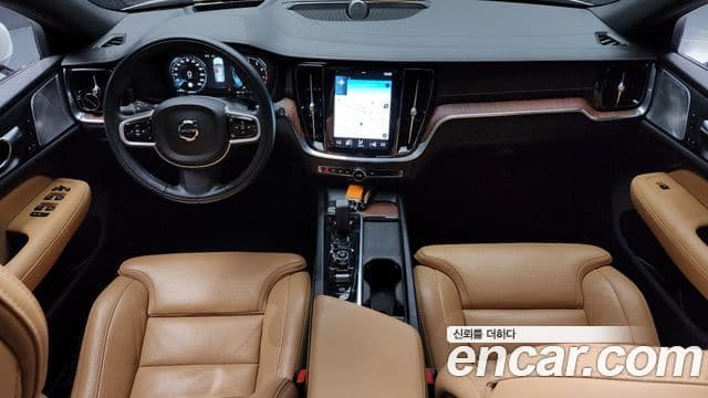 Volvo V60 Cross Country 2021 — Photo 11/20