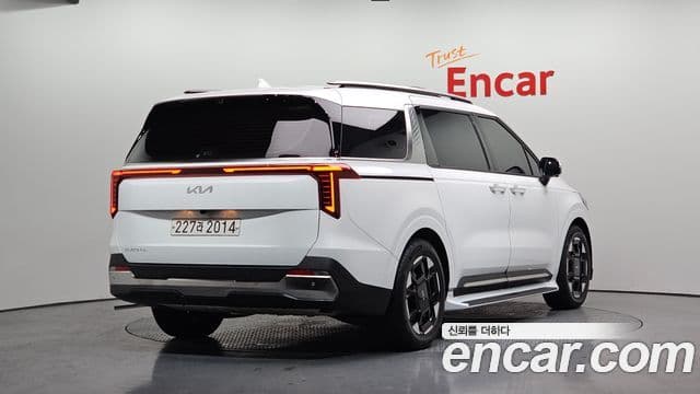 Kia Carnival 2023 — ფოტო 2/20