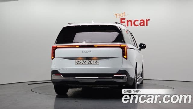 Kia Carnival 2023 — ფოტო 4/20