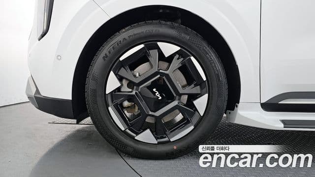 Kia Carnival 2023 — ფოტო 5/20