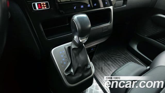 Hyundai Staria 2023 — ფოტო 9/20