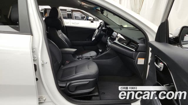 Kia Niro 2020 — ფოტო 11/20